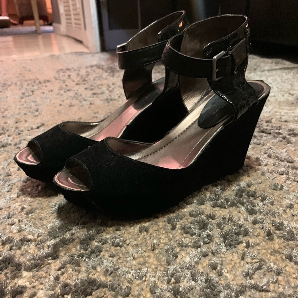 Black wedge